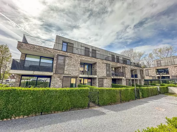 Ruime assistentiewoning met zonneterras en tuintje.