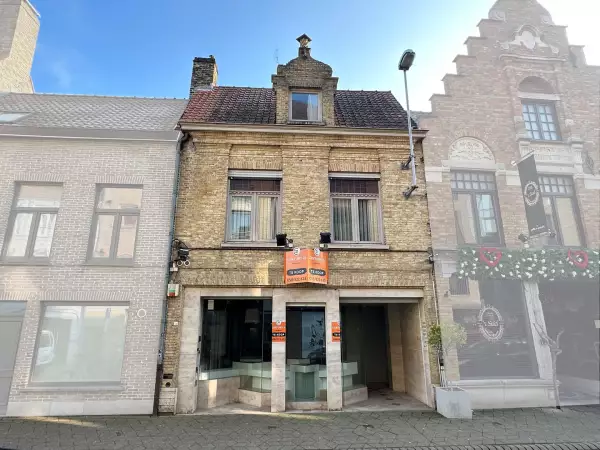 Welgelegen handelspand met ruim appartement.