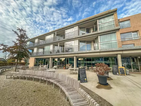 Welgelegen nieuwbouw assistentiewoning in hartje Oostduinkerke-dorp.