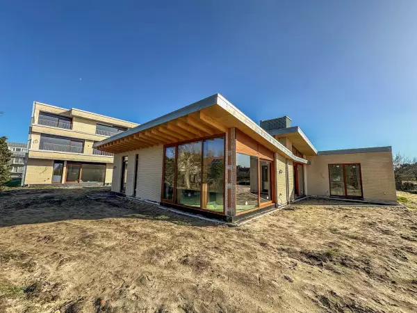 Uniek tuinpaviljoen grenzend aan de beschermde duinen.