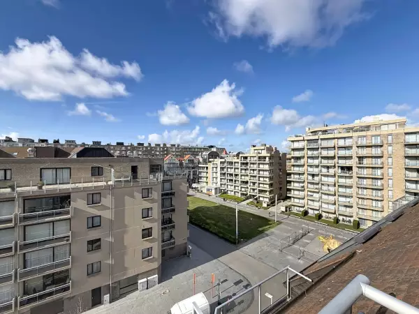 Instapklaar en gemeubeld dakappartement met topligging in Nieuwpoort-Bad