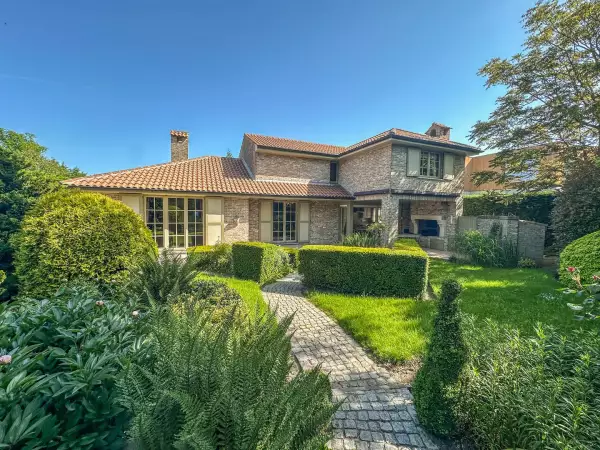 Exclusieve Spaanse villa welgelegen nabij de duinen en de zee.