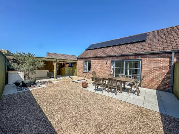 Verzorgde vakantiewoning met onderhoudsvriendelijke tuin en parking.