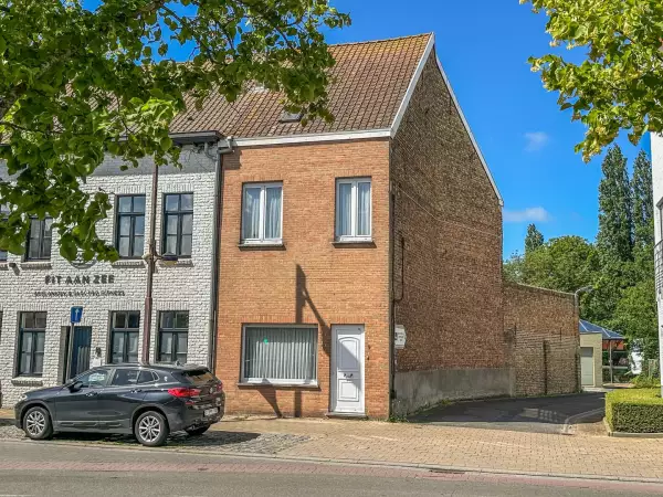 Op te knappen rijwoning in hartje Oostduinkerke-dorp.