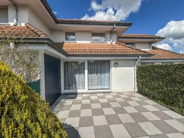 Zongerichte vakantiewoning met gezellig terras, tuin en parking.