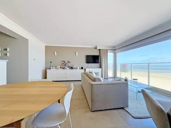 Gerenoveerd appartement met panoramisch zeezicht.
