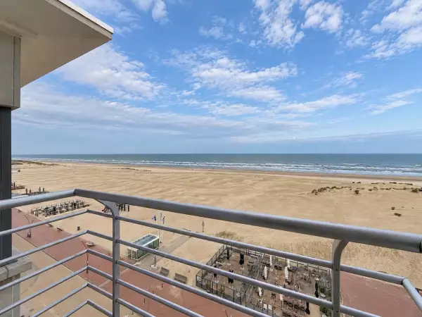 Luxueus gerenoveerd appartement met 3 slaapkamers en frontaal zeezicht te Oostduinkerke